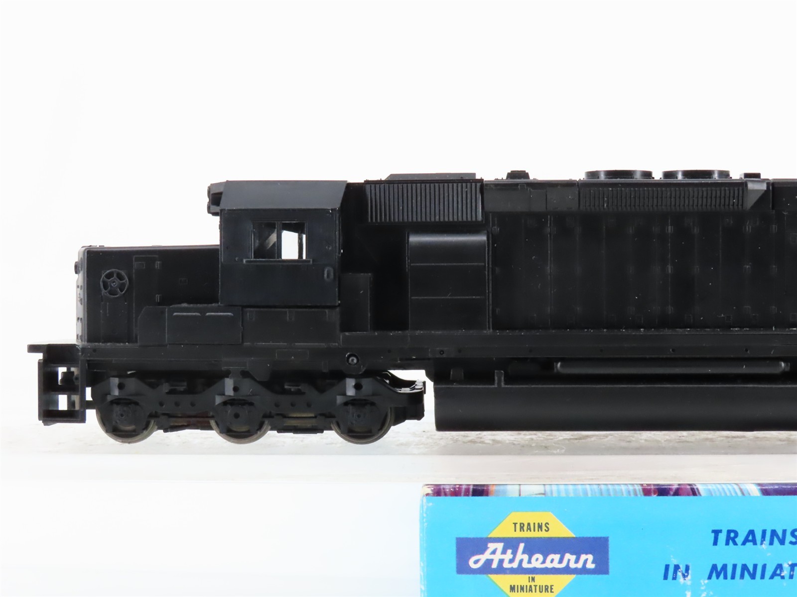 HO Scale Athearn 4500 Undecorated SD40T-2 Diesel Locomotive