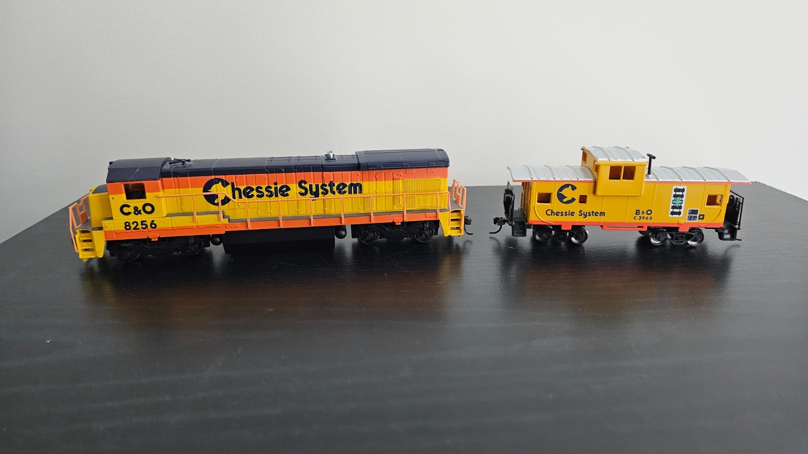 Bachmann EMD GP-18 Diesel HO Locomotive, C&O Chessie System #8256 & Caboose Set