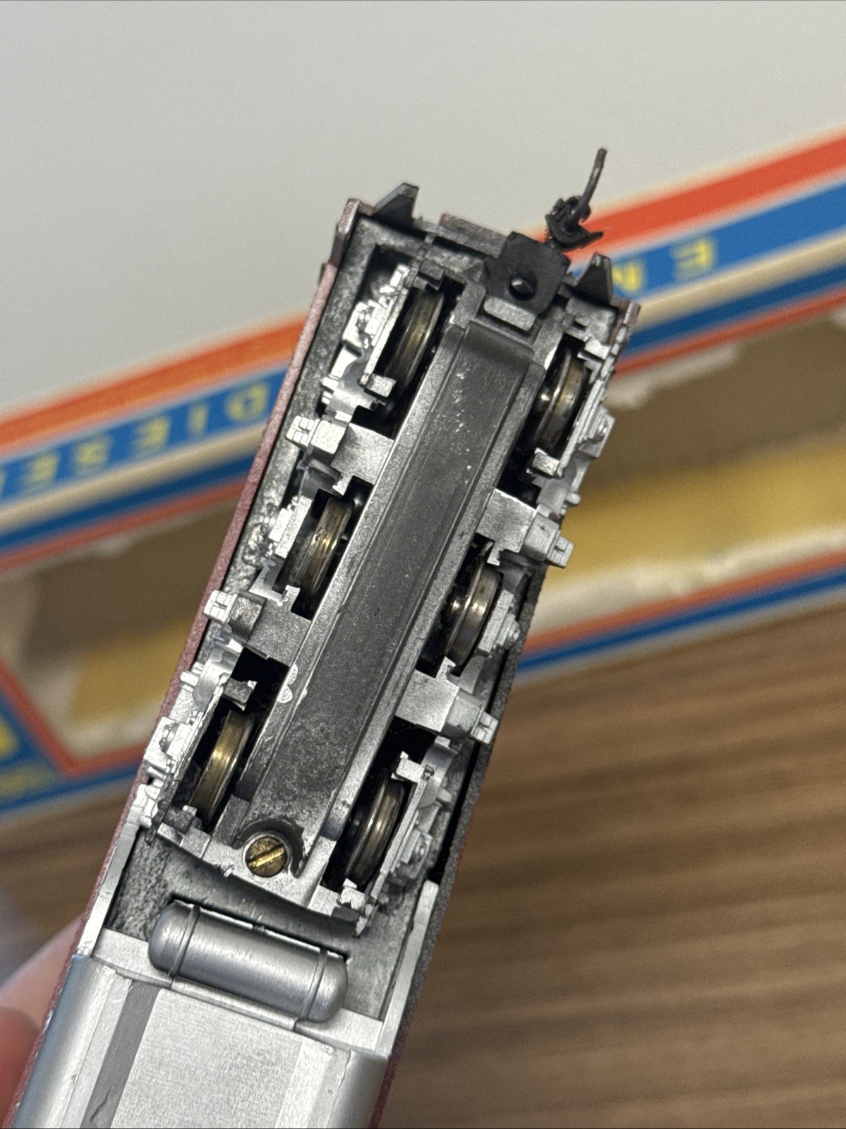 Model Power Santa Fe EMD E9 Powered Diesel Locomotive. HO Scale 920