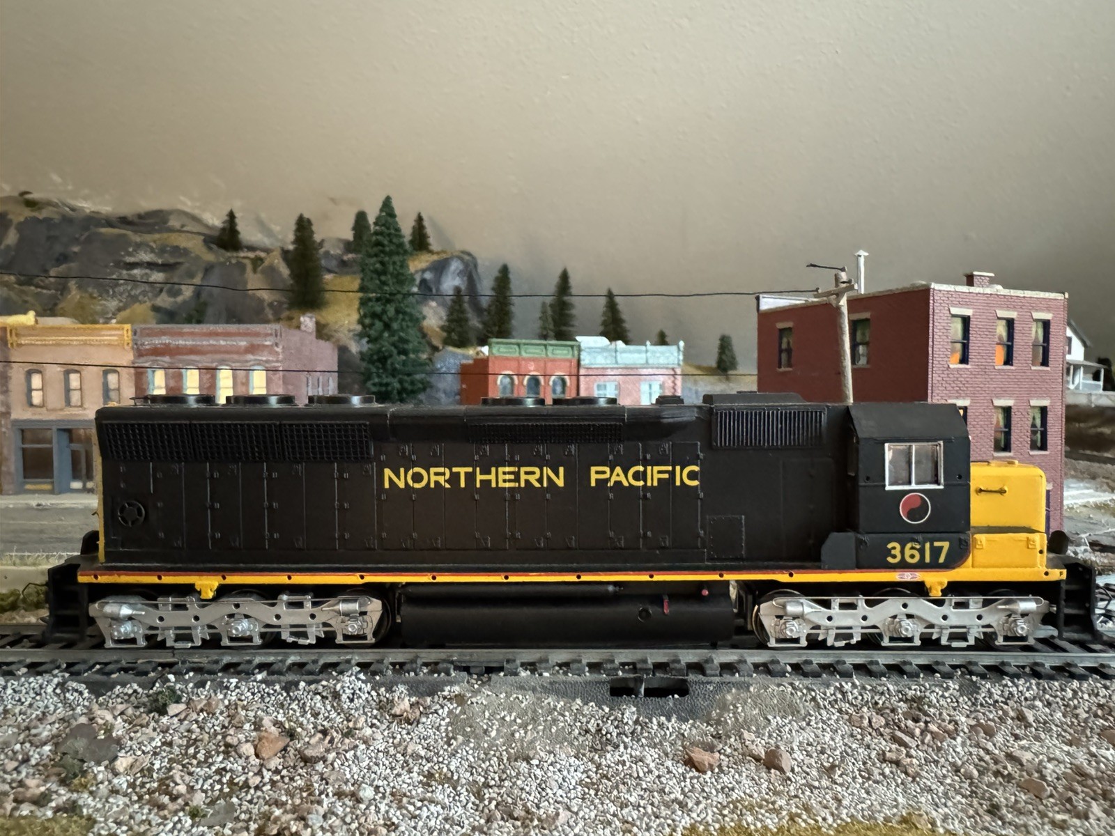 Bachmann 11625 – HO Scale EMD SD45 Northern Pacific 3617