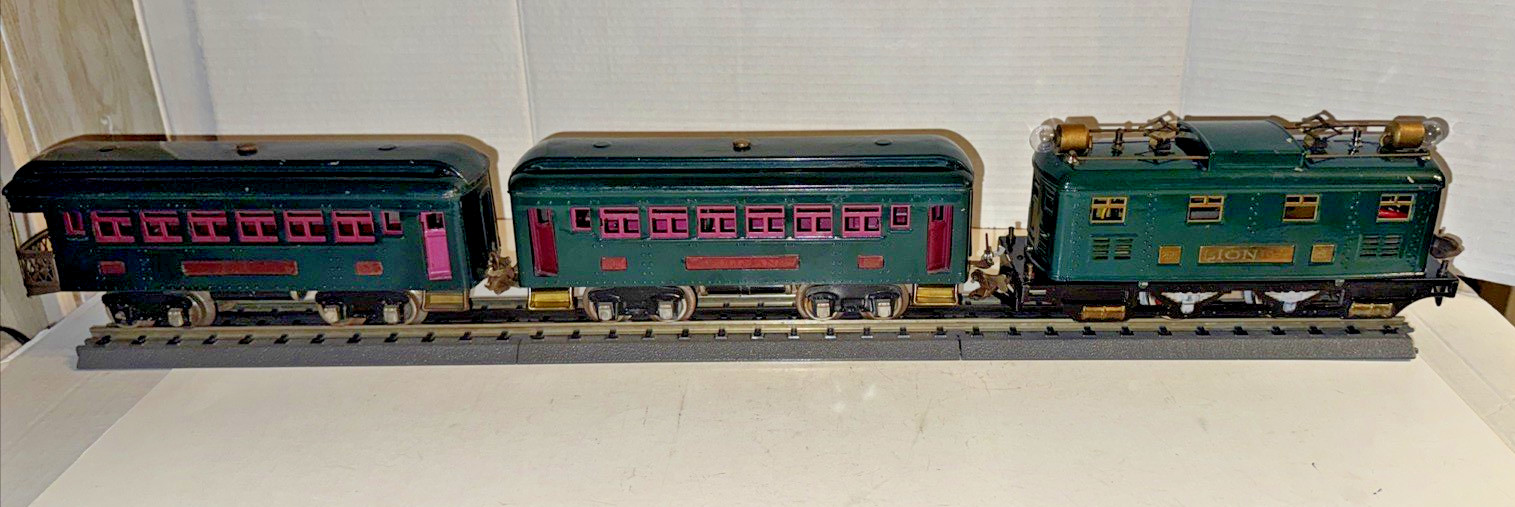 LIONEL PREWAR O GA. 251E ELECTRIC BOX LOCO & 605, 606 LIGHTED PASSENGER CAR SET