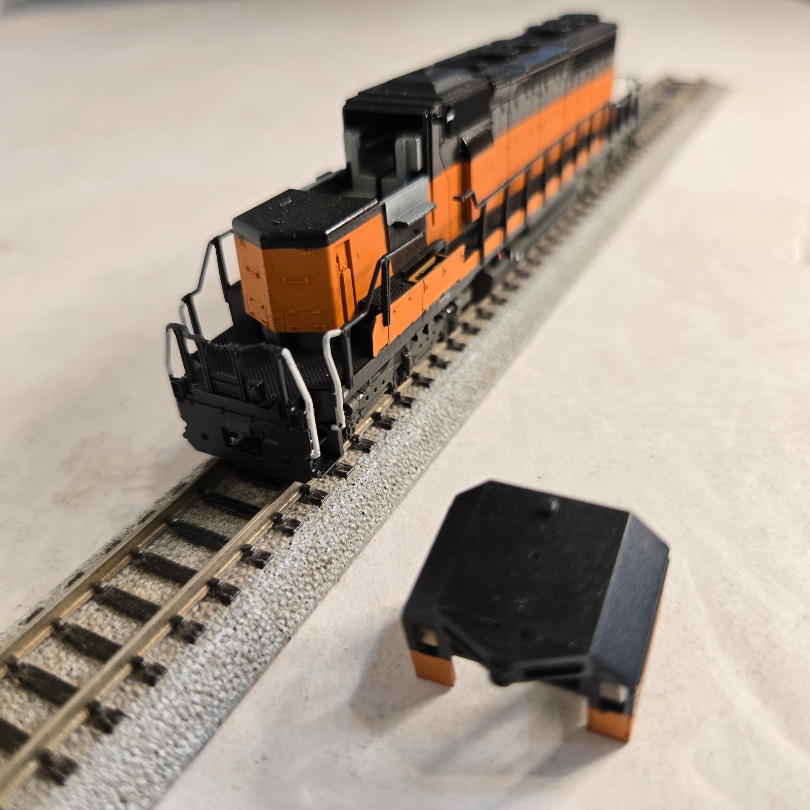 Kato N Scale Milwaukee Road EMD SD-40 ? Loco Parts Junker. Runs.