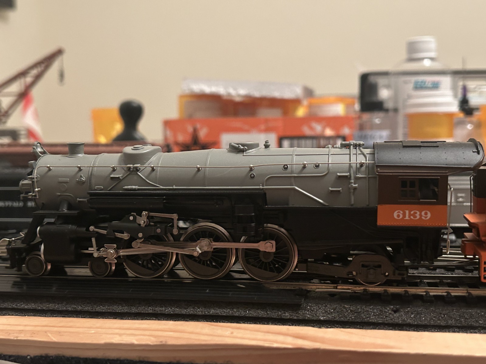 HO SCALE-MILWAUKEE ROAD “CHIPPEWA” 4-6-2 ENGINE #5087+TENDER -RIVAROSSI AHM