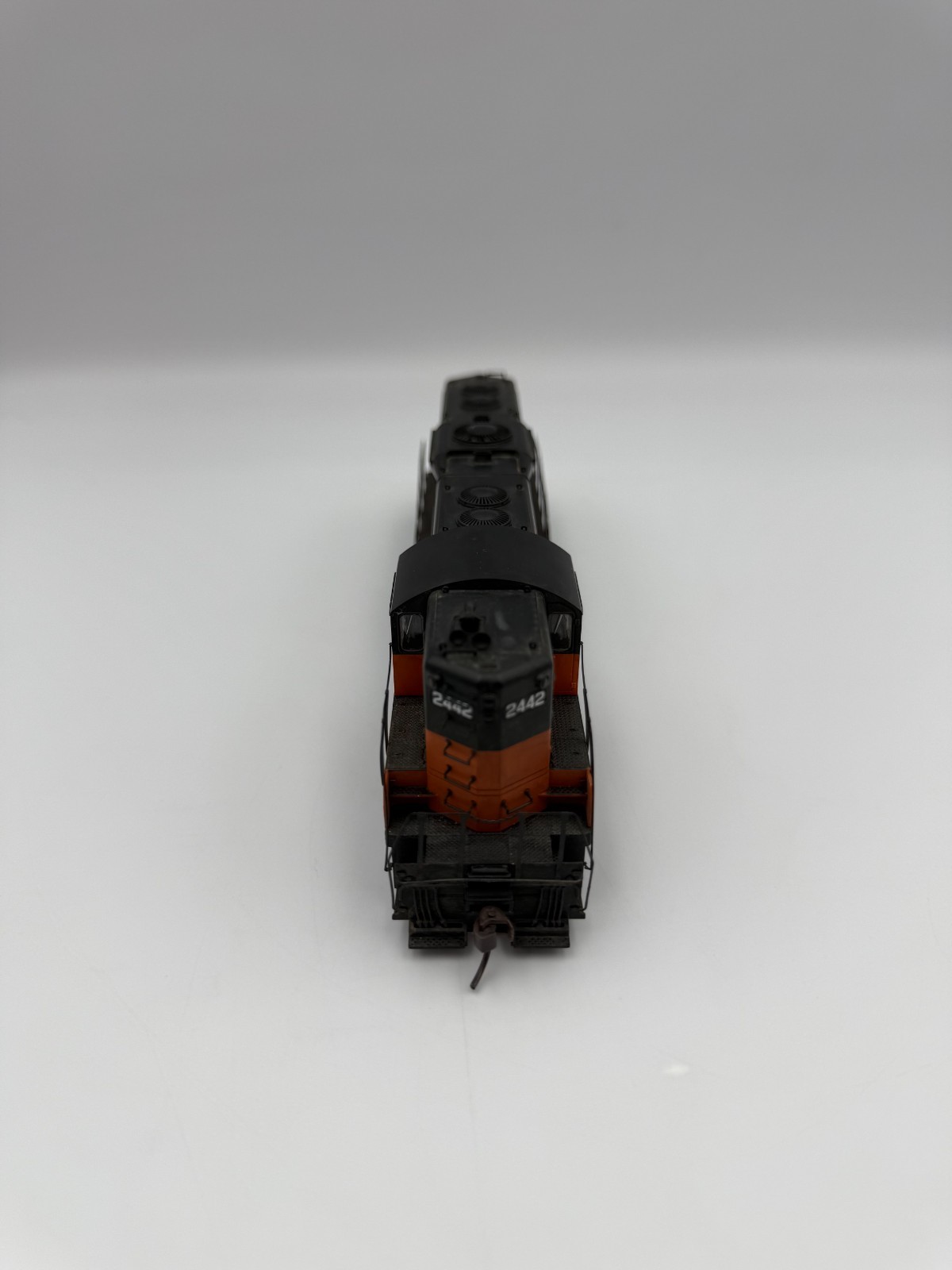 HO Proto 2000 #433-31148 GP9I Milwaukee Road # 2442 w/DCC Decoder Installed IOB.