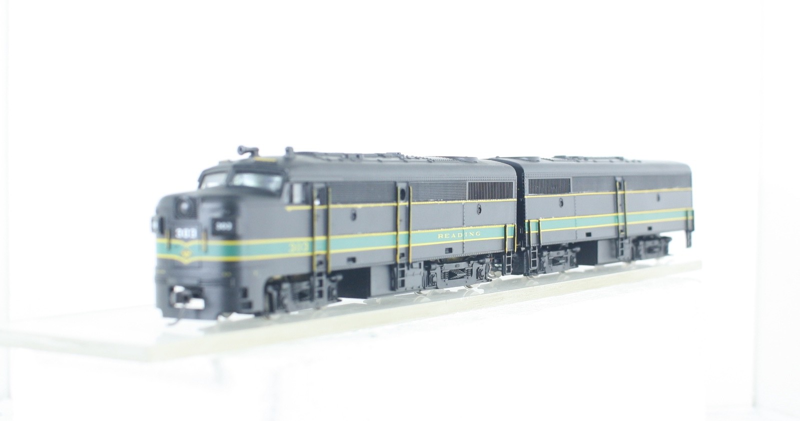 HO Model Power / Roco Reading FA-2 FB-2 Diesel Locomotive Set Powered & Dummy