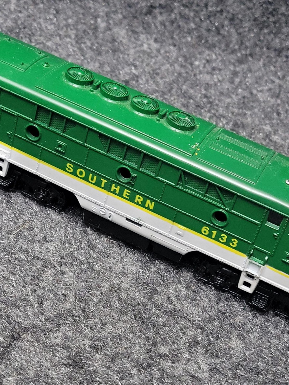 Southern Railway 6133 Diesel Locomotive HO Scale Green White Train Model Car