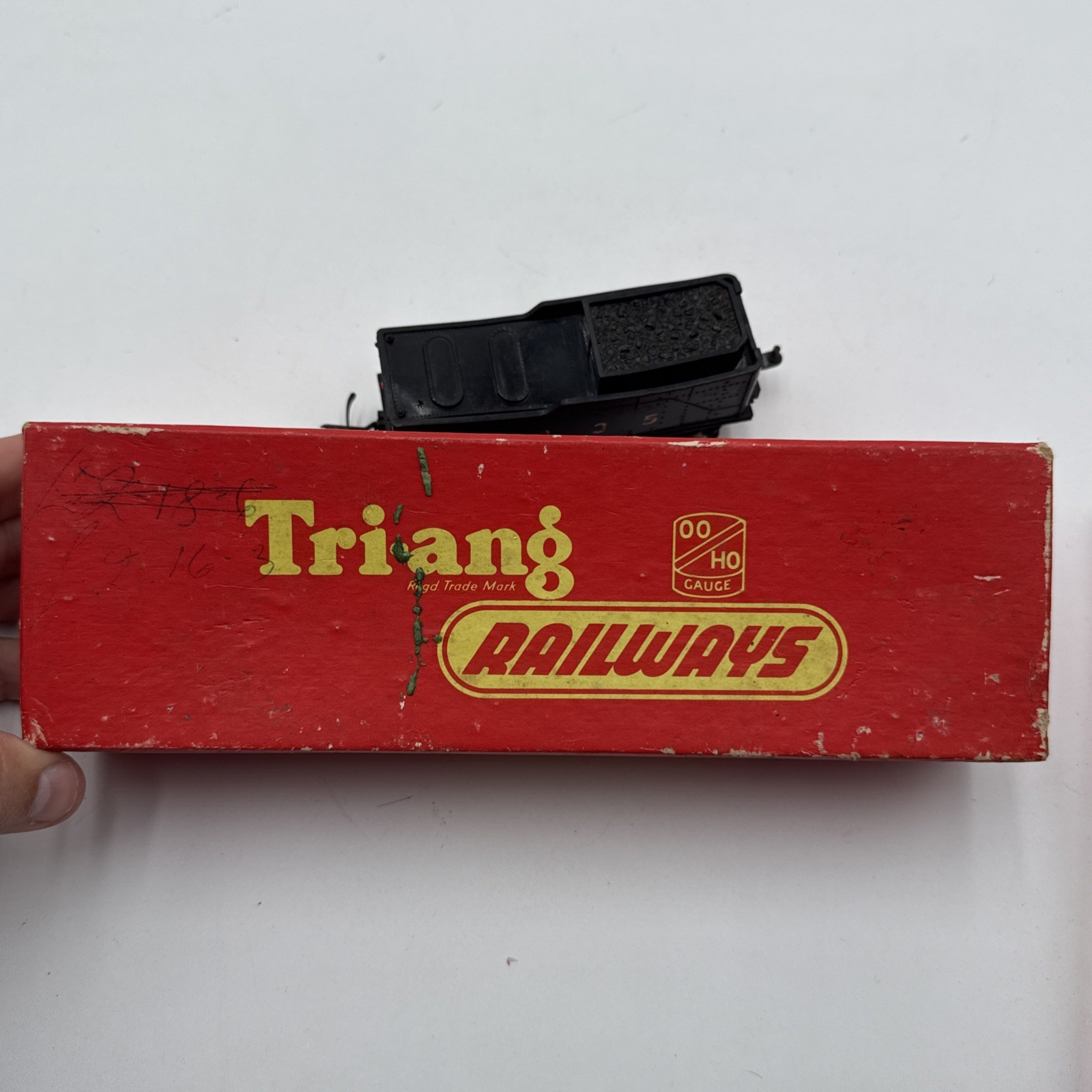 TRI-ANG RAILWAYS R-54 TC SERIES 4-6-2 PACIFIC LOCOMOTIVE #2335 & TENDER R-32