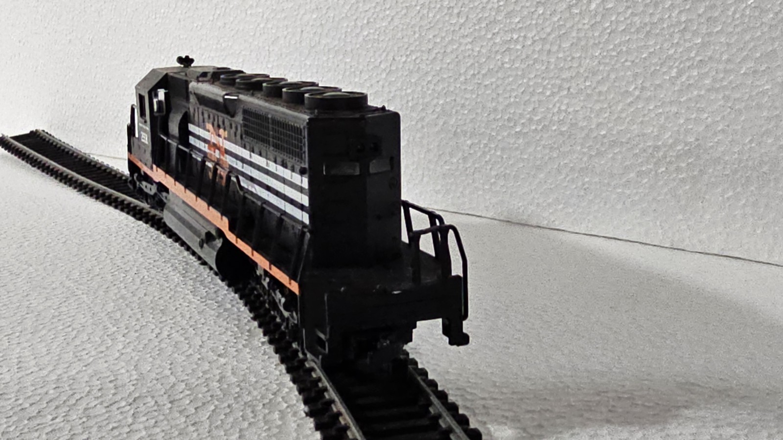 New Haven HO Diesel Locomotive 2558 Black Orange White Model Railroad