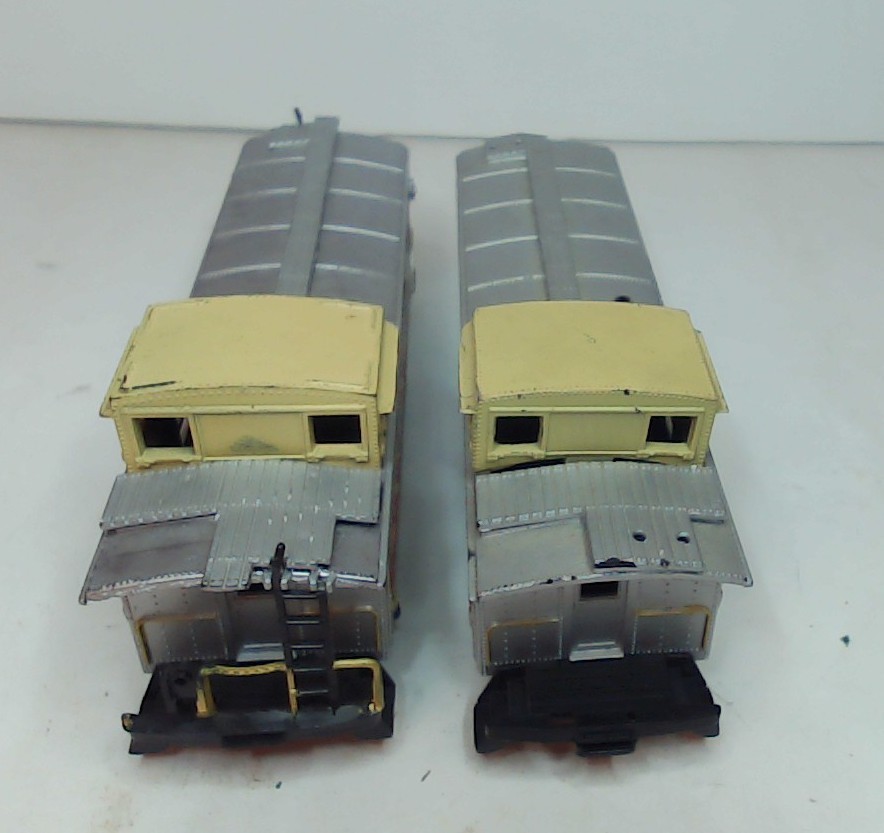 Hand-painted AHM HO RS-2 Diesel Locomotive, 2 Cabooses – Roco, Unbranded (DL076)