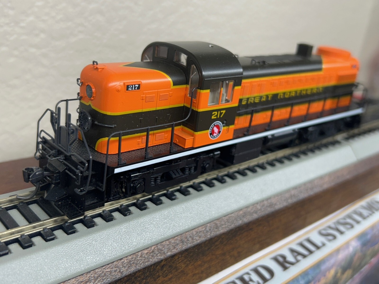 GREAT NORTHERN – ALCO RS-2 ROAD SWITCHER LOCO DC/DCC Ready HO Scale NEW KATO OOP