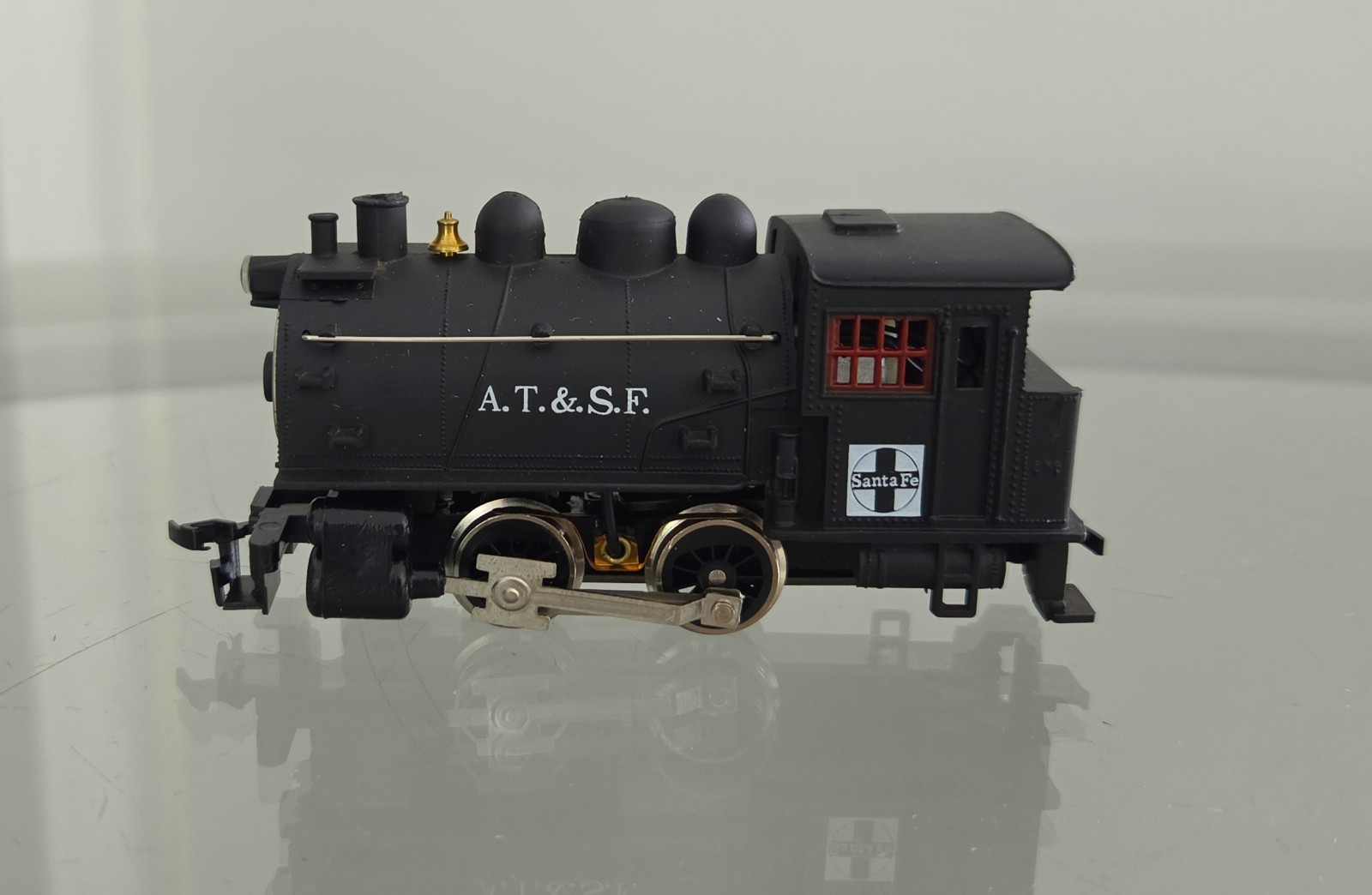 VINTAGE LIFE LIKE A.T. & S.F. #8302 DOCKSIDE HO POWERED LOCOMOTIVE M/NM IN BOX
