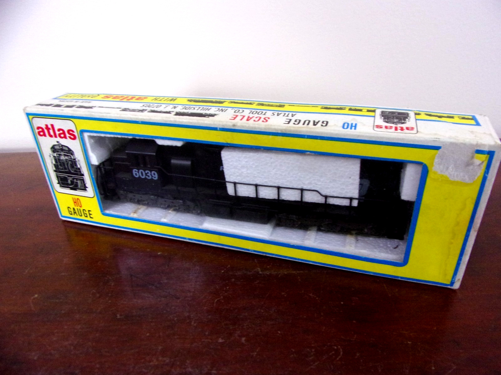 Vintage Atlas SD35 Diesel #7017 Penn Central HO Scale