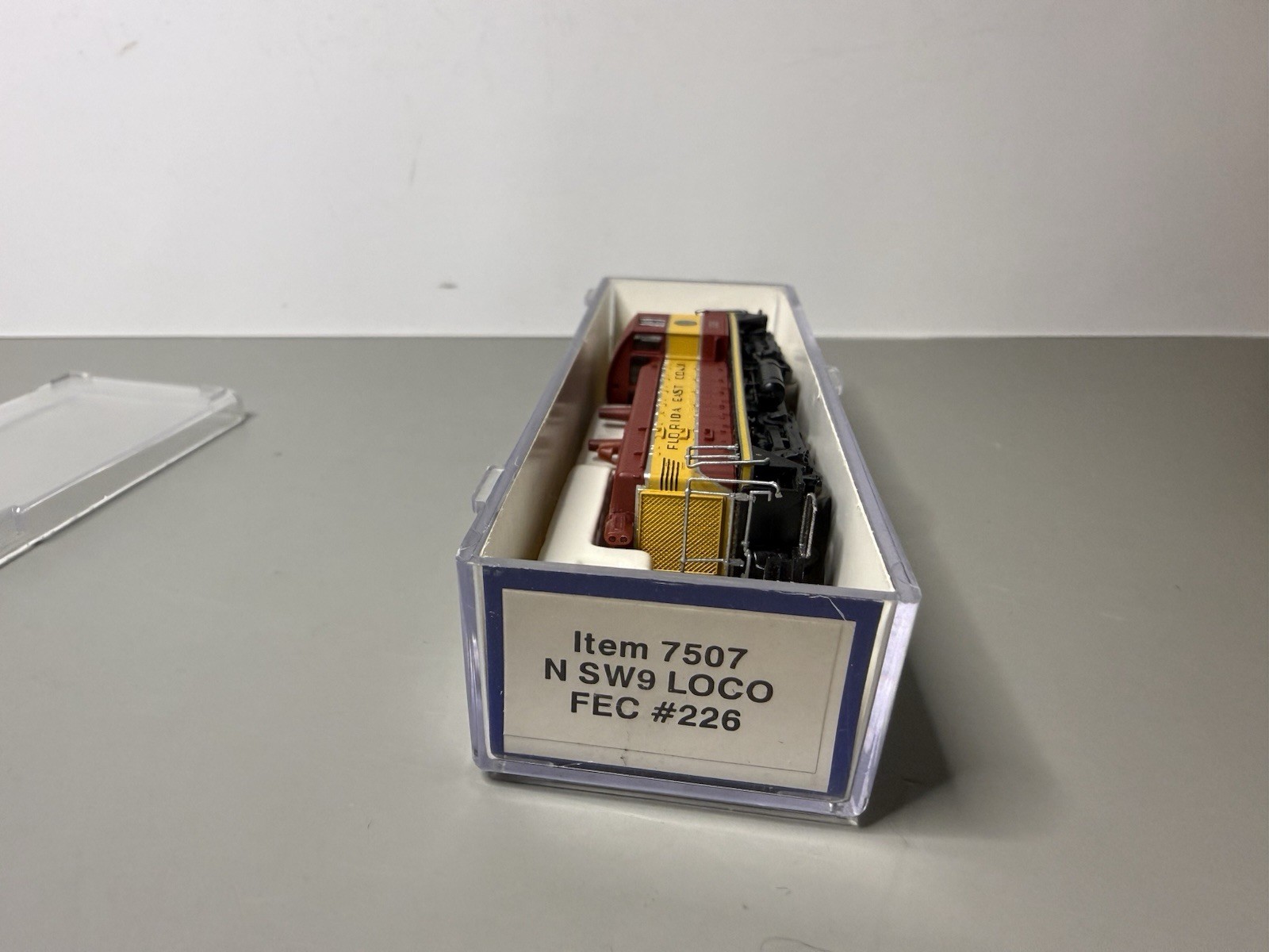 N Scale NSW9 Switcher Florida East Coast FEC #226 Diesel Locomotive w/ Case