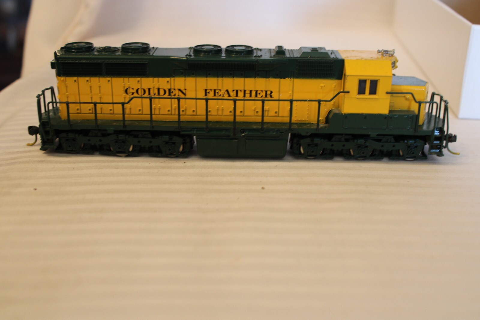 HO Scale Atlas, SD35 Diesel Locomotive, Golden Feather, Green & Yellow NO #