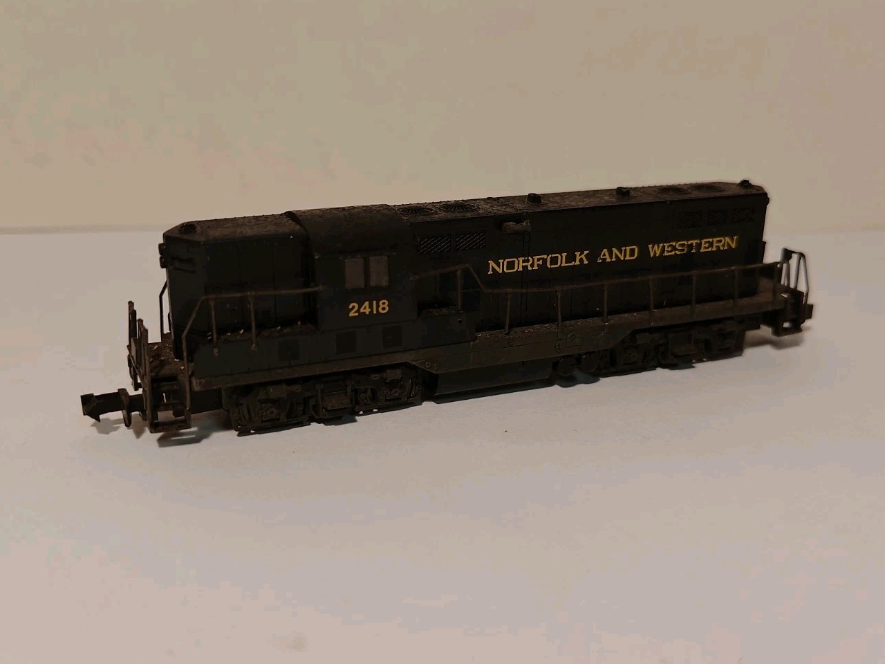 N Scale Kato Norfolk And Western 17718 Diesel Locomotive #2418 Not Running