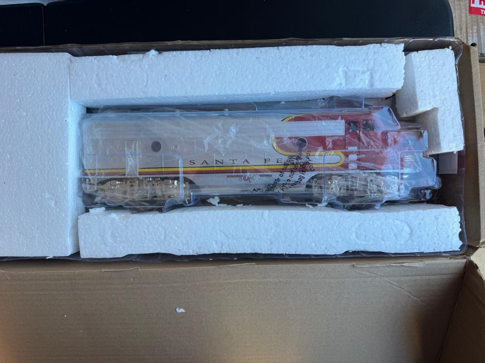 Menards O Scale F3 AA Santa Fe Diesel Set Both Powered, W/Remote Control
