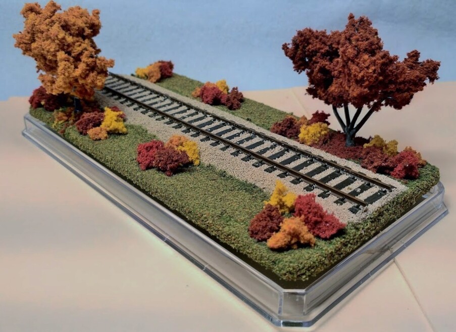 HO SCALE 9″ DISPLAY CASE -FALL FOLIAGE SCENE -FOR ANY HO LOCO & CAR