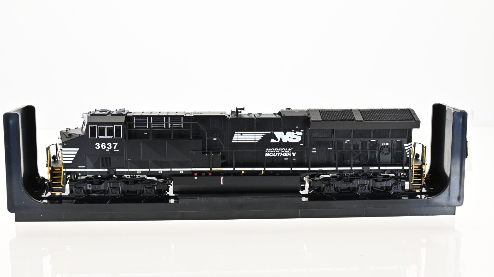 InterMountain ET44AC Norfolk Southern 3637 DCC w/Sound HO scale