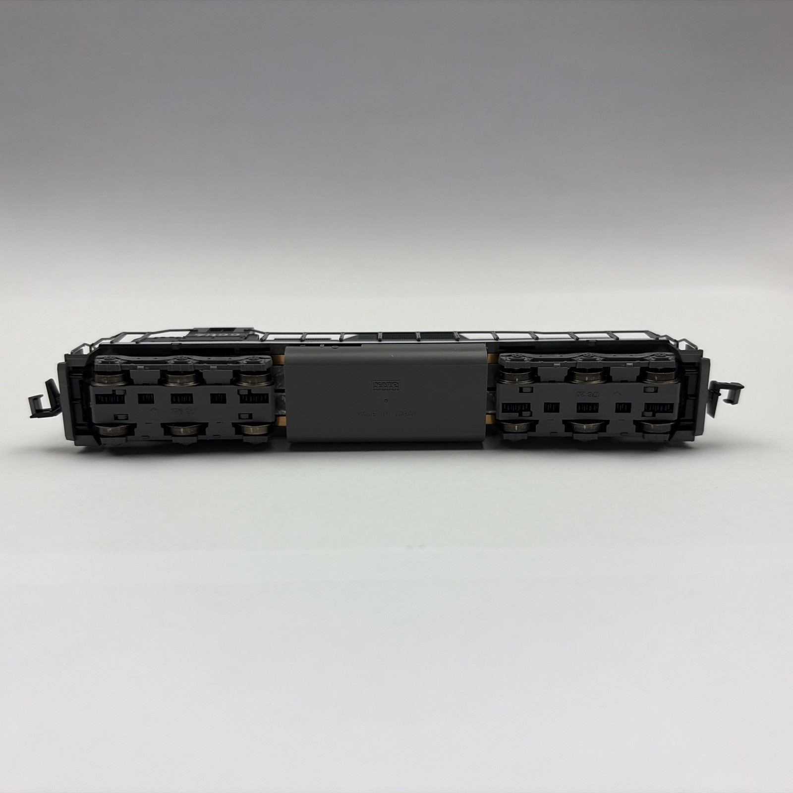 KATO #176-20U POWERED EMD SD40 DIESEL LOCOMOTIVE- SOUTHERN PACIFIC #7322 N
