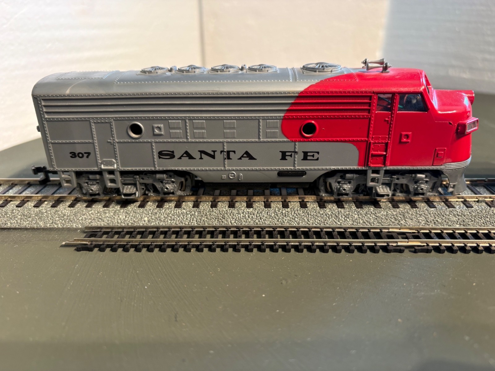 Mechanics Special: 2 HO Santa Fe F7A #307 Locomotives (26-727)