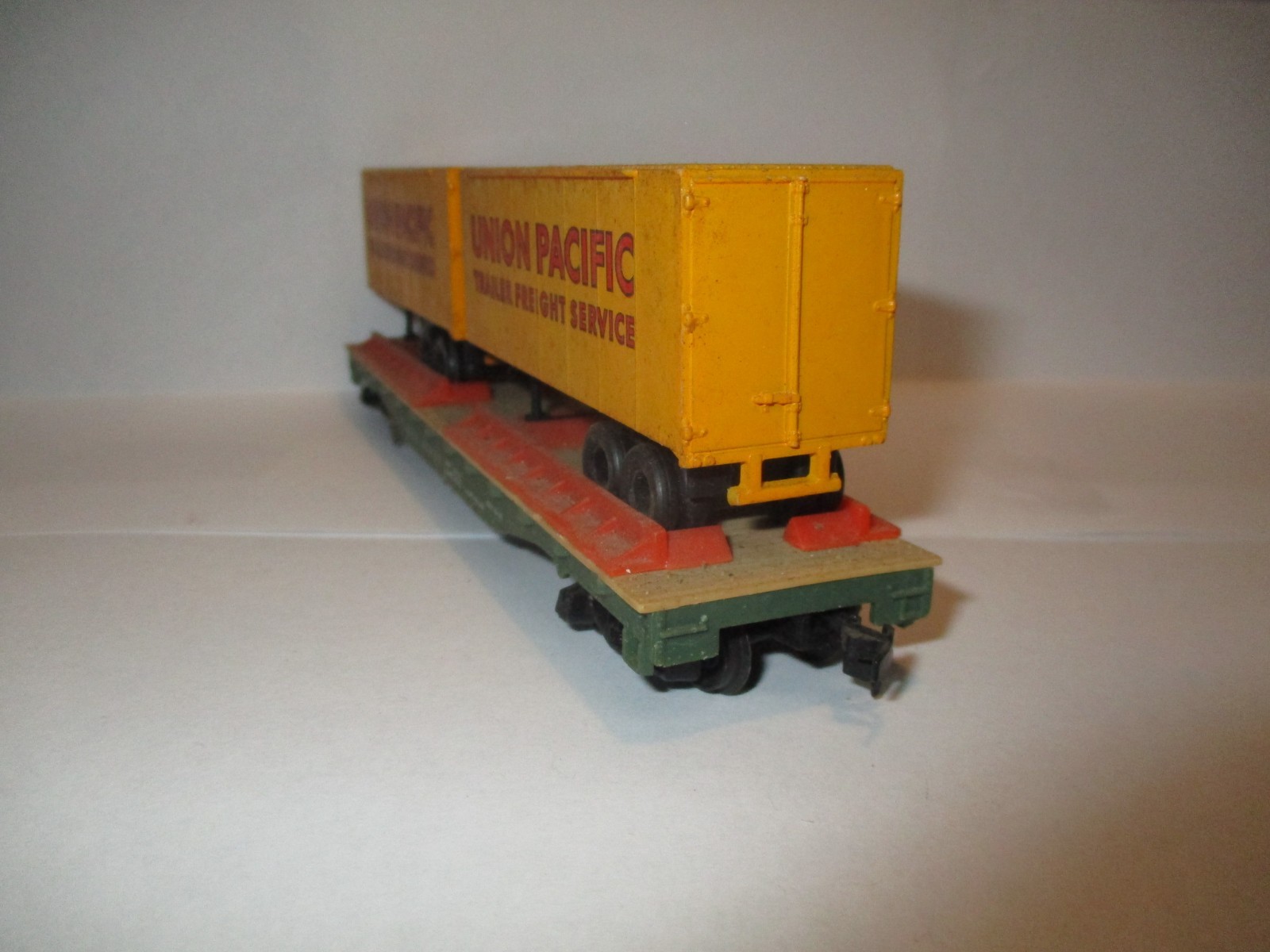 HO Union Pacific Trailer Freight Service 90806 Engine for parts or repair