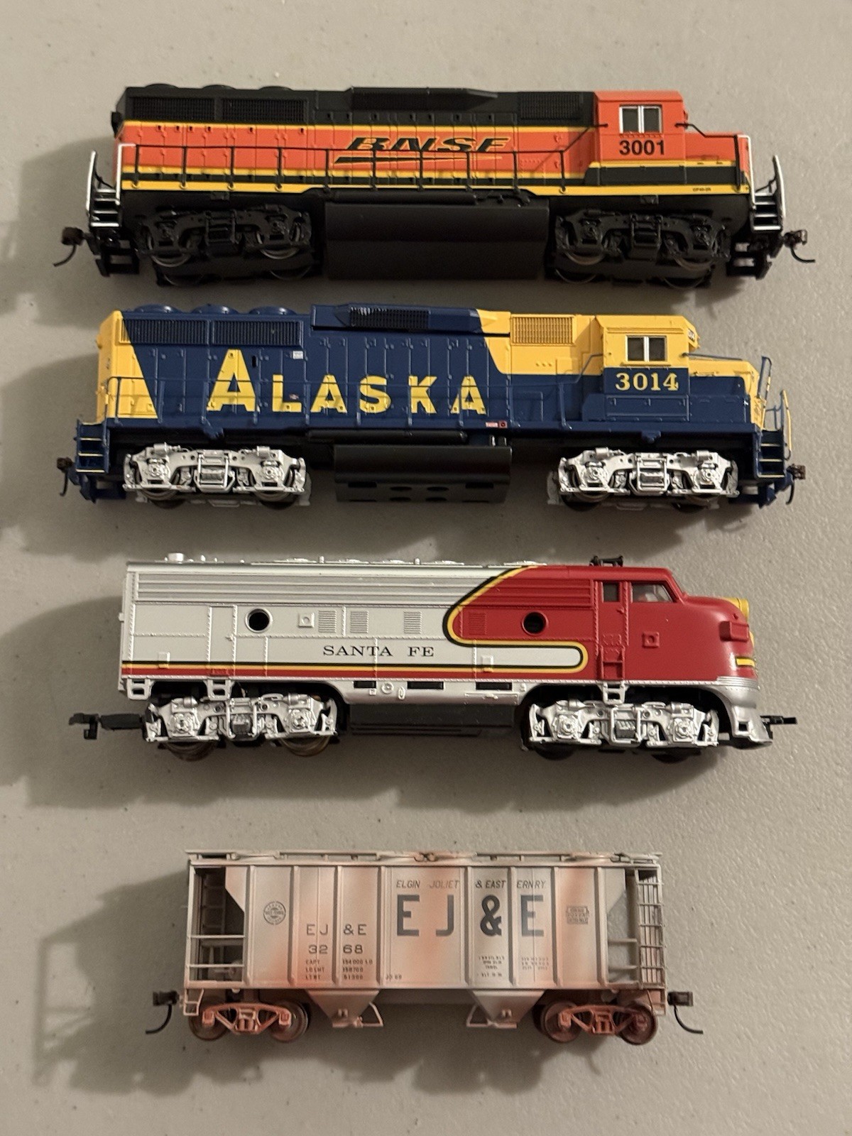 Bachmann HO Lot BNSF #3001 Alaska 3014 Santa Fe Engine EJ&J Box Car TESTED WORKS