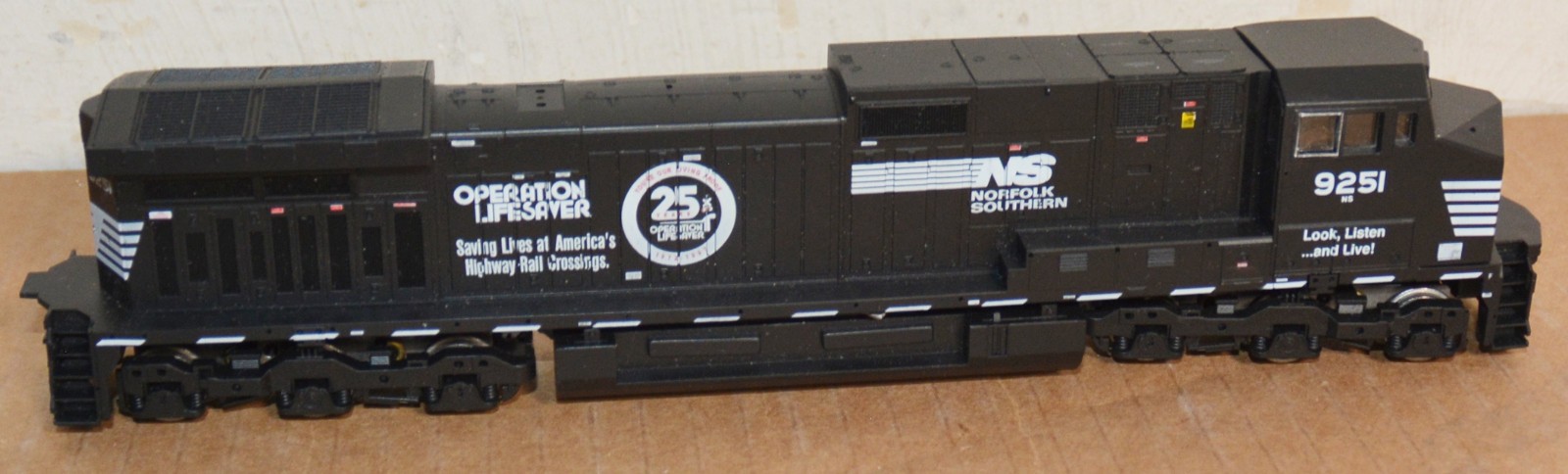 Athearn 02230 HO NS Operation Lifesaver C44-9W Diesel Locomotive # 9251 Box