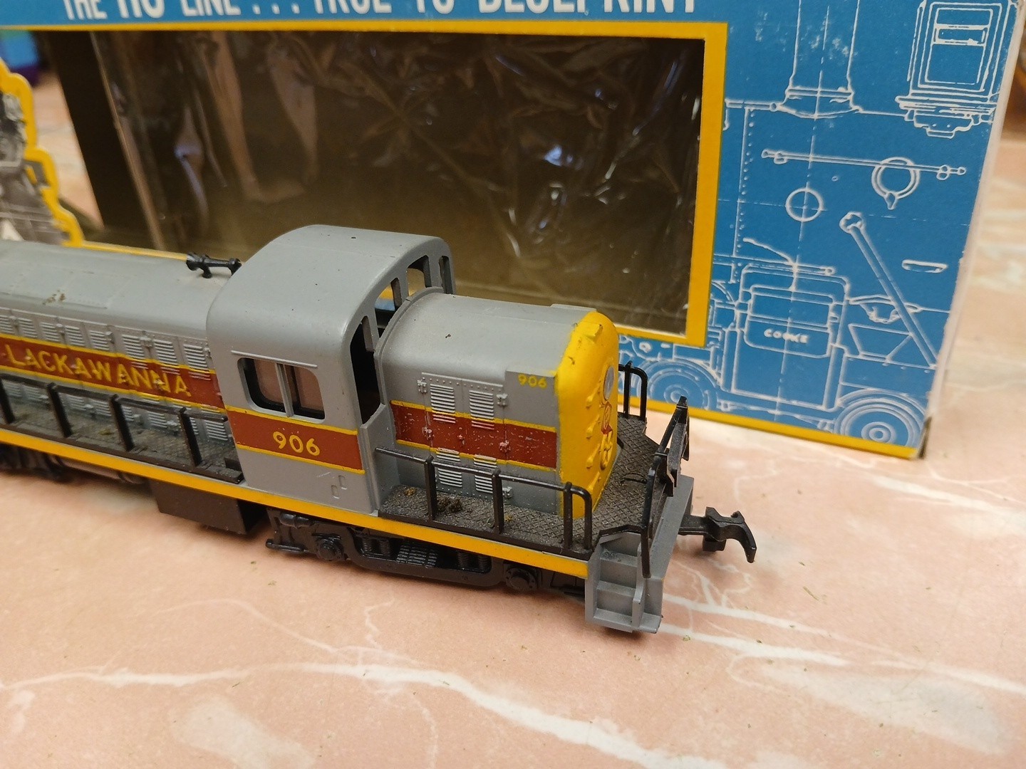 AHM HO Scale Erie Lackawanna 906 UNPOWERED Engine with Box