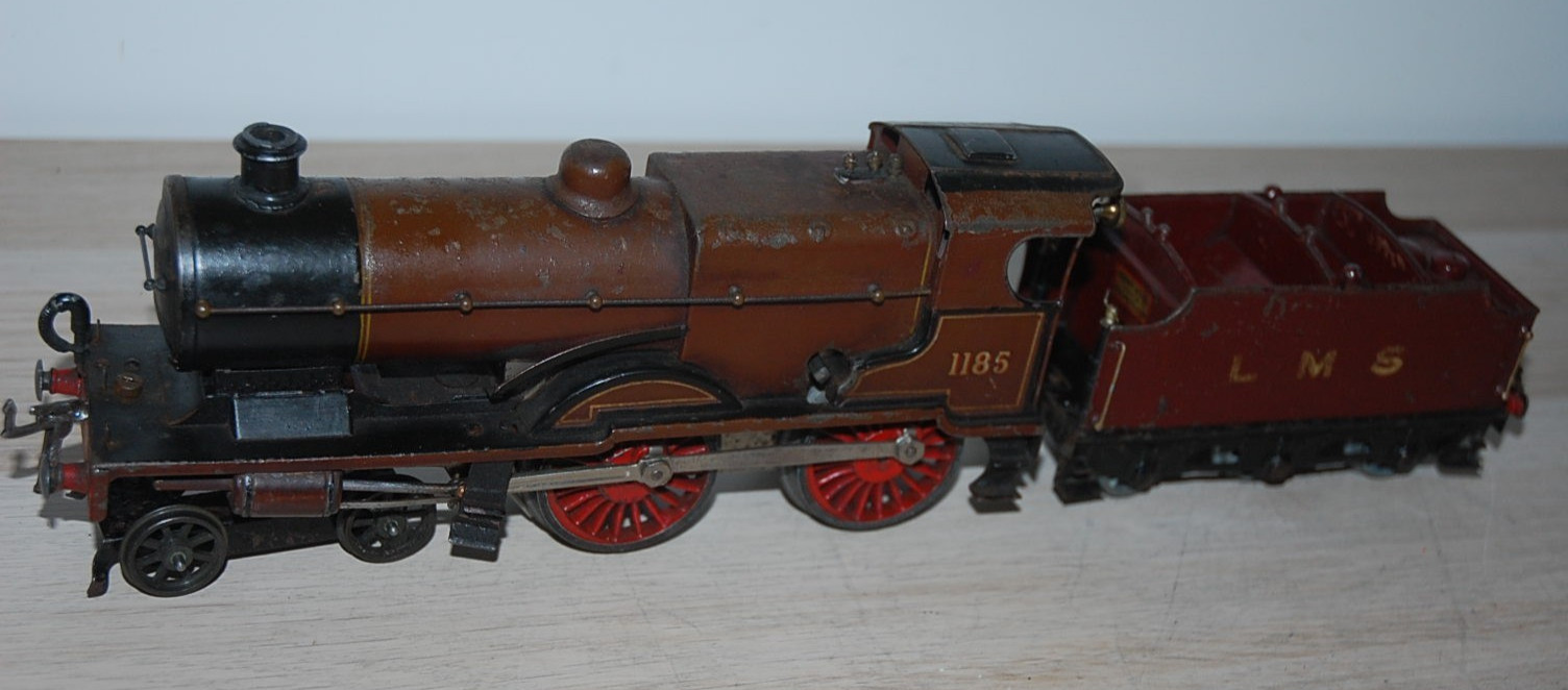 HORNBY O GAUGE CLOCKWORK COMPOUND LOCOMOTIVE AND TENDER IN RED LMS LIVERY