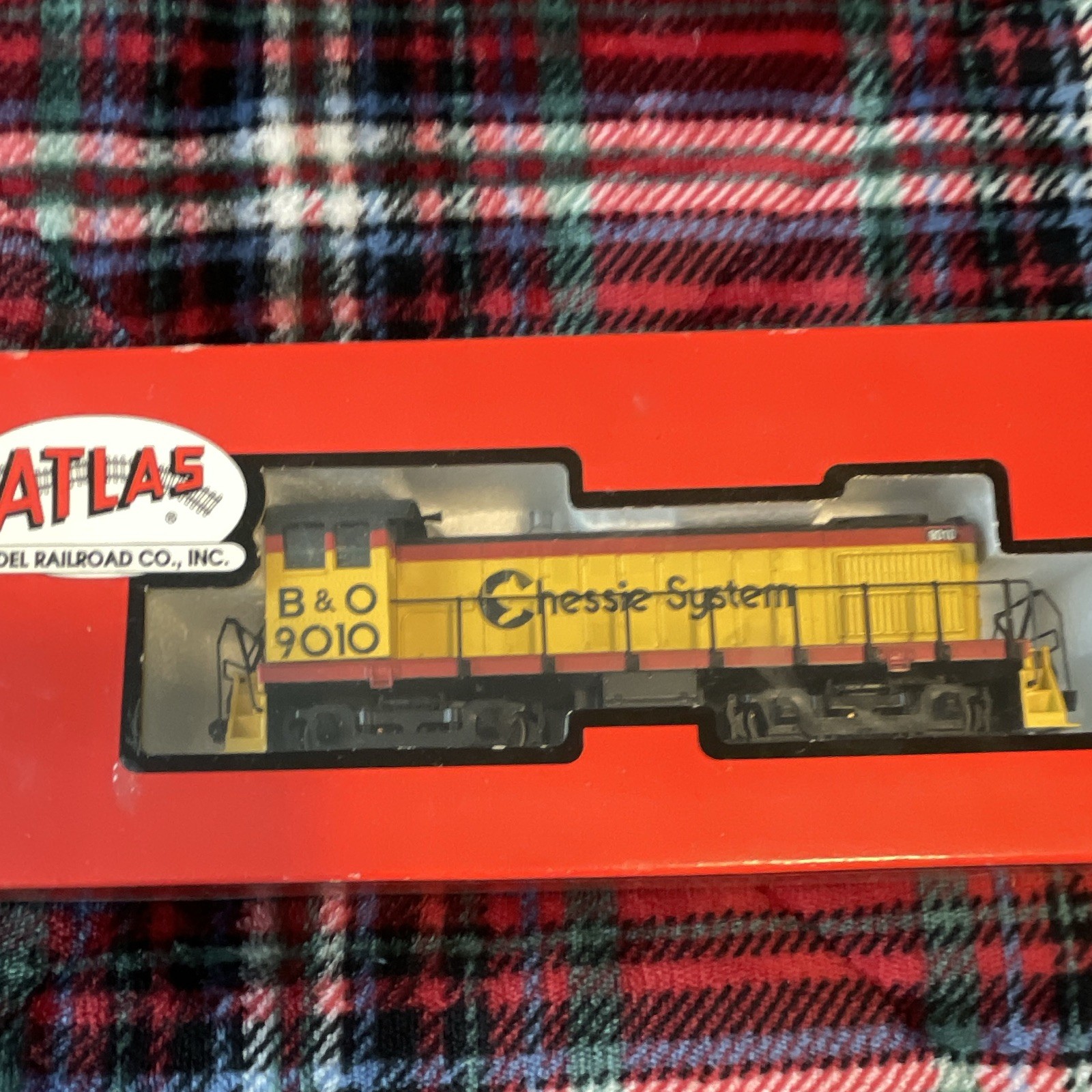 Atlas HO Scale Alco S-4 Diesel Locomotive Chessie System B&O 9010 #8752