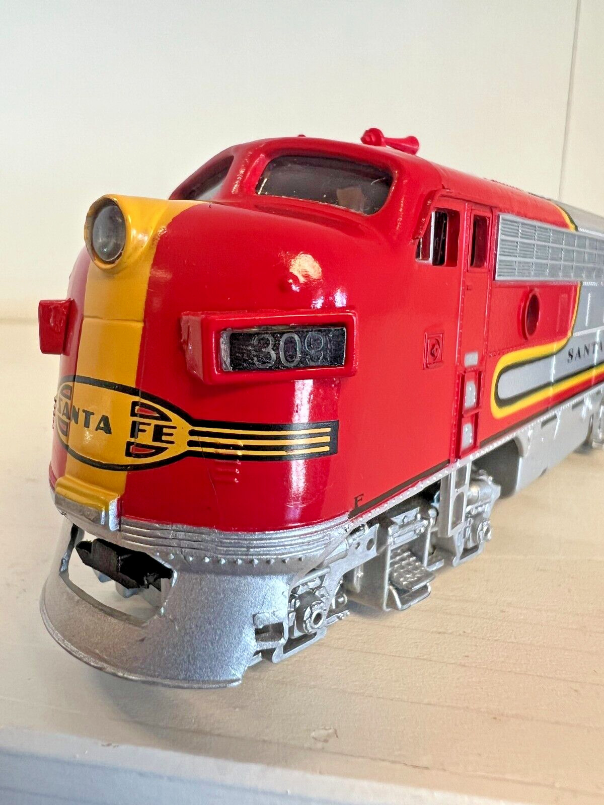 HO Scale Bachmann Santa Fe Train #390 wired w/ car (NOT SURE OF FUNCTIONALITY)
