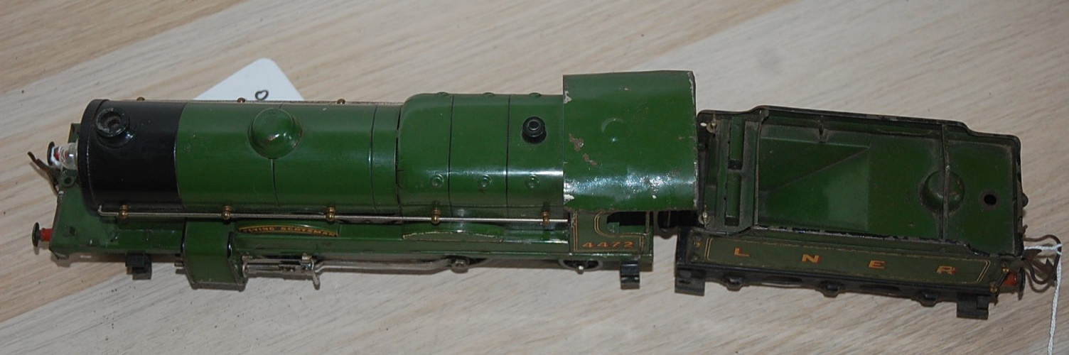 HORNBY O GAUGE ELECTRIC 6v ‘FLYING SCOTSMAN’ AND TENDER IN LNER LIVERY