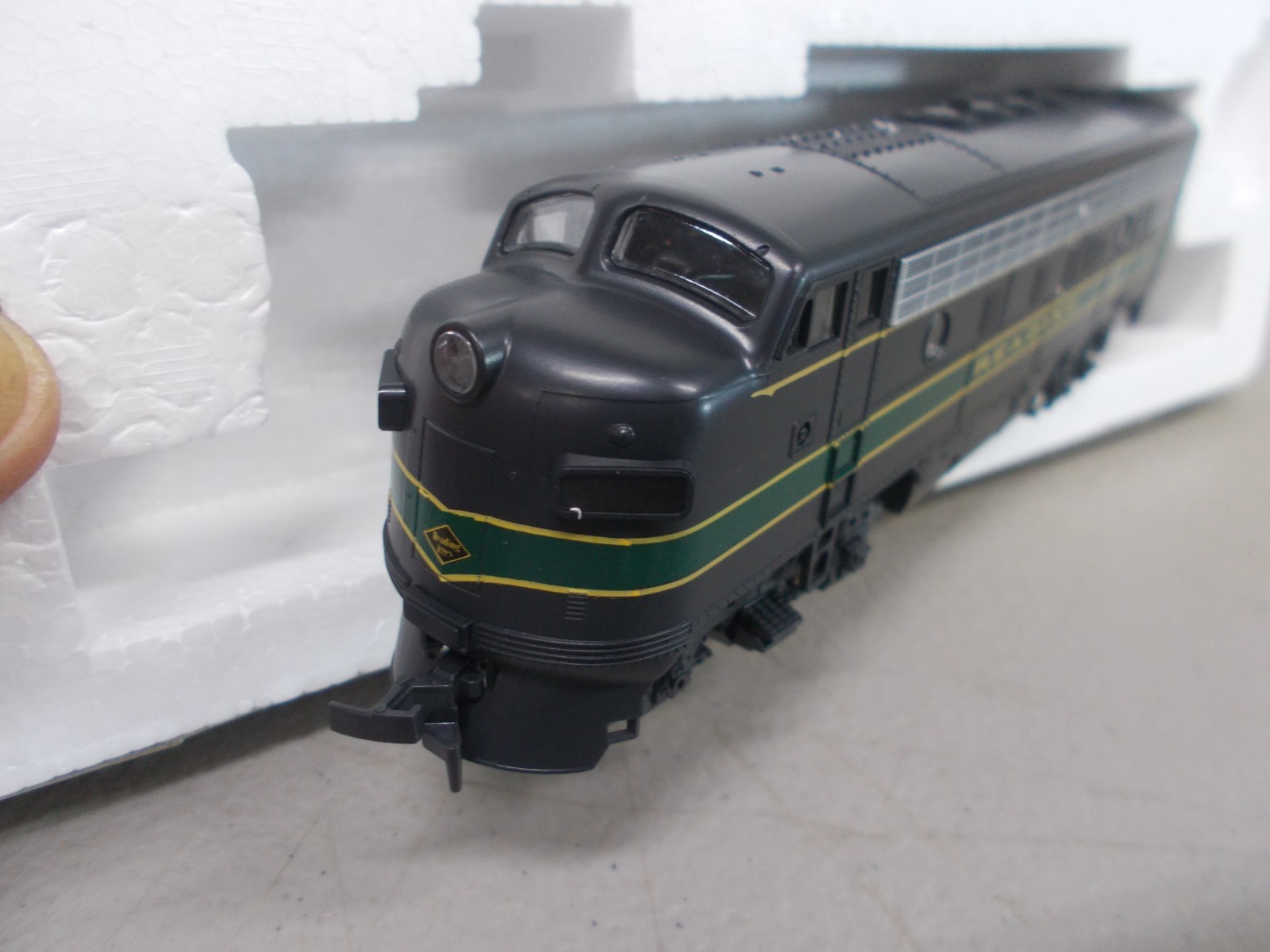 STEWART / KATO~ READING F3A & F3B ~ BOTH POWERED LOCOMOTIVES~NIB~HO SCALE~LOT A