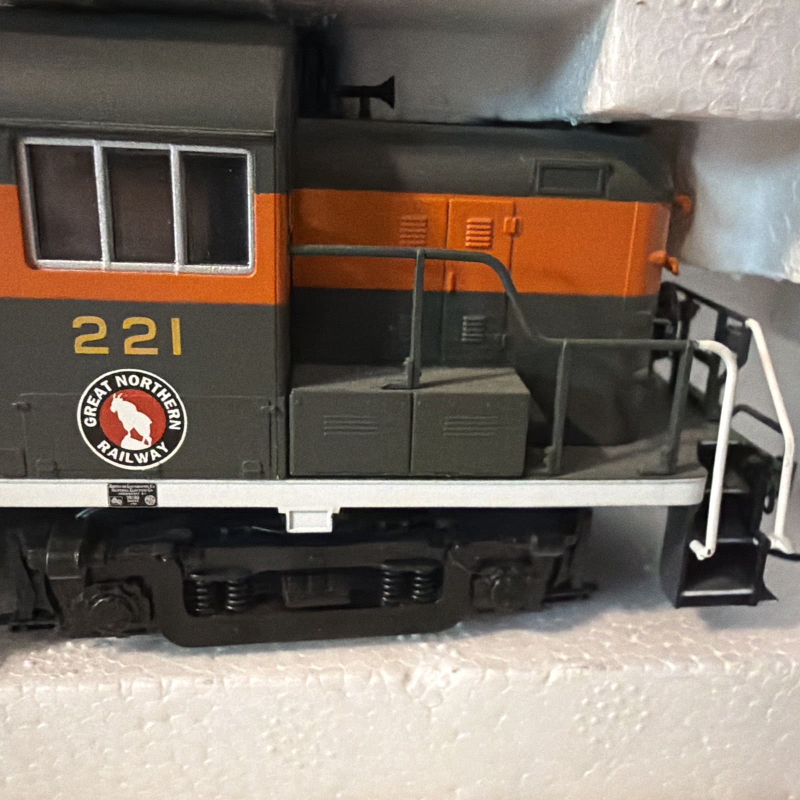 Atlas Classic 8343 ALCO RS-3 Great Northern Diesel Locomotive 221 – HO Scale