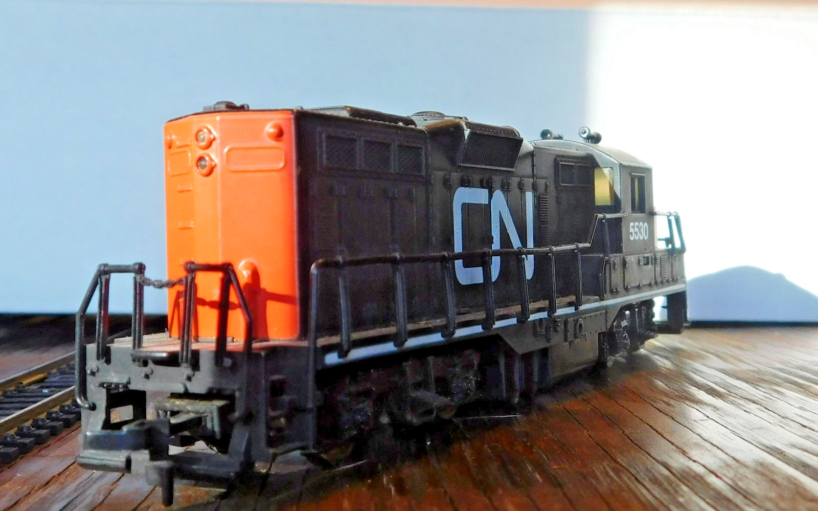 COX Diesel Locomotive EMD GP-9 ~ CANADIAN NORTHERN ~ Rd# 5530 – HO