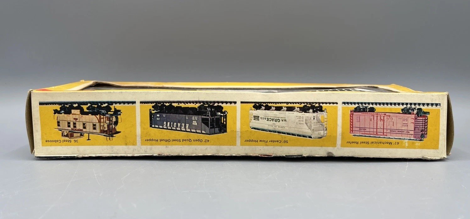 HO Scale Bachmann, GE U-36B Diesel Locomotive Chessie System, C&O #4127 Orange