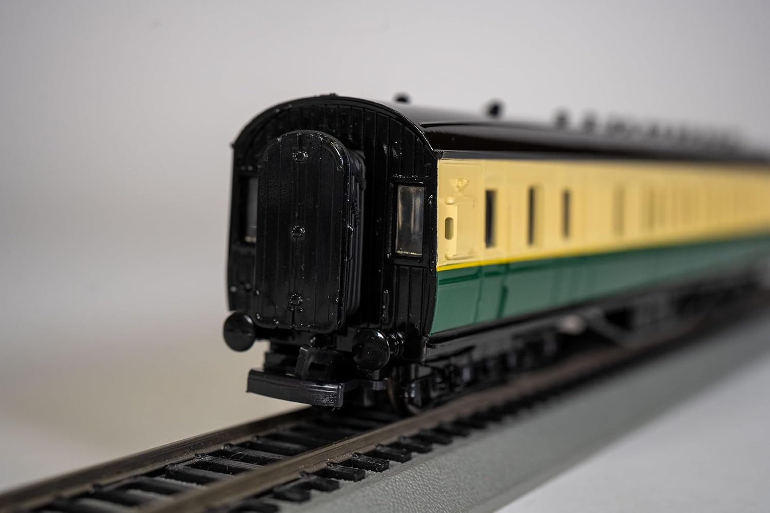 Thomas & Friends Gordon’S Express Brake Coach – HO Scale, Prototypical White & G
