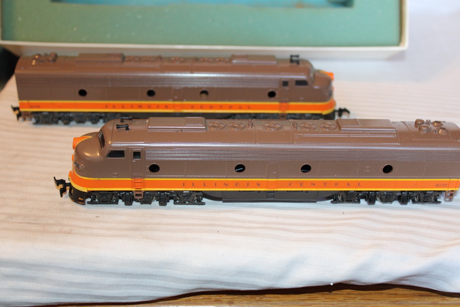 HO Scale Con-Cor, Pair of E8A Diesel Locomotive, Illinois Central, Brown #4035