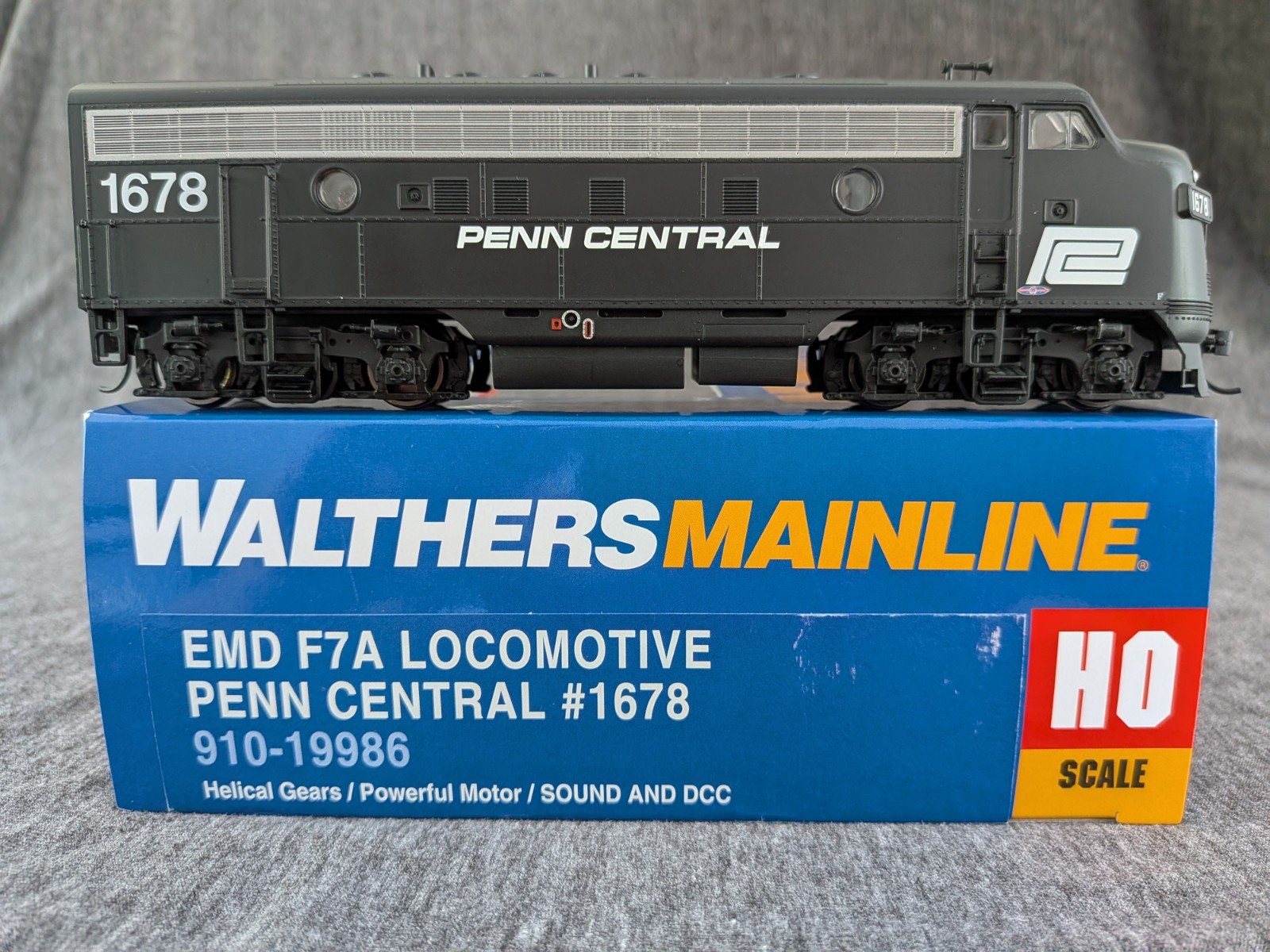 Walthers Mainline HO F7A, Penn Central #1678, #910-19986, DCC/Sound.
