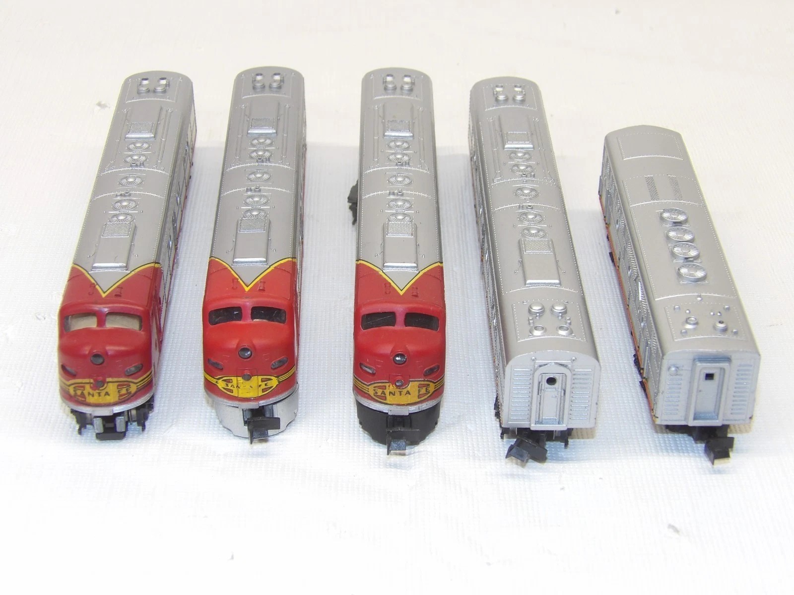 N Con-Cor Santa Fe ATSF 2-E8 powered/ 1-F7B & 2-E8 non powered Locomotive set