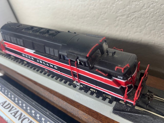 BL2 ROCK ISLAND loco – DC ANALOG HO Scale “CARBODY STYLE” PASSENGER OOP DISPLAY