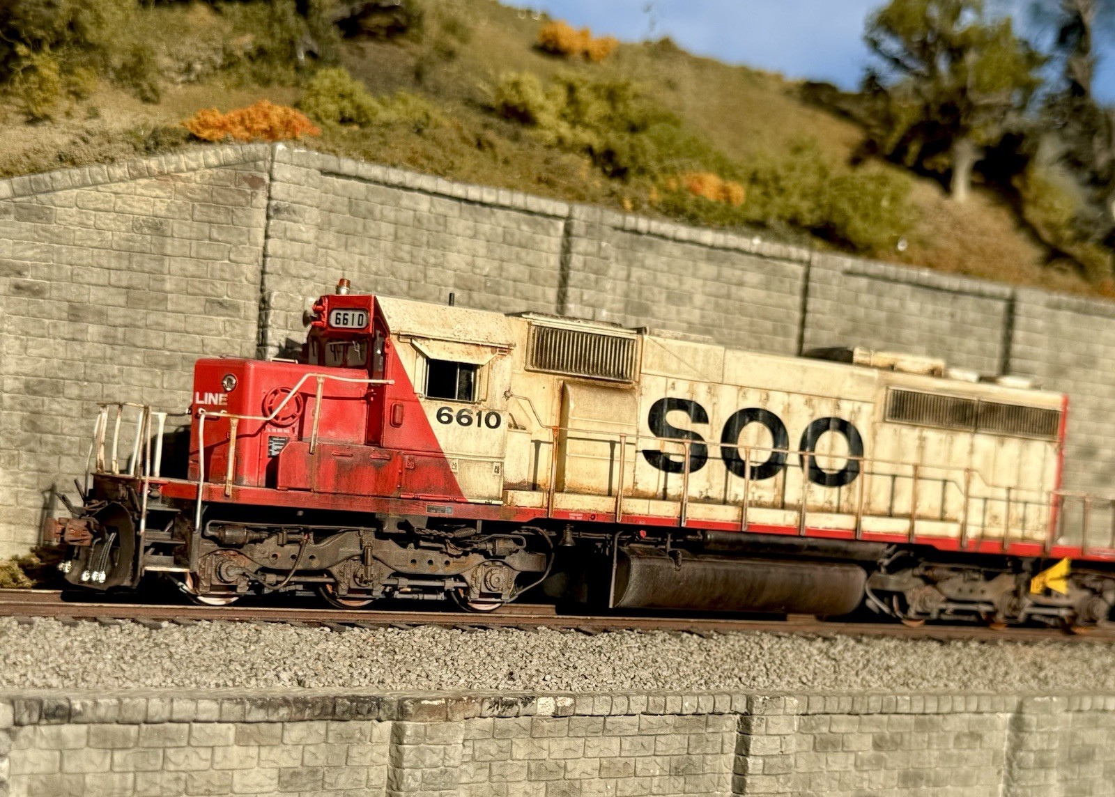 HO ScaleTrains Rivet Counter SD40-2 Soo Line #6610 Sound/DCC /NIB/weathered