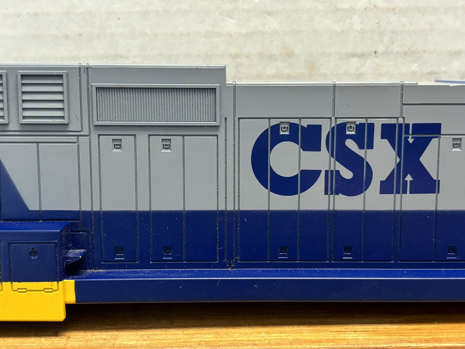 Lionel 6-18215 CSX #7643 SHELL ONLY C40-8