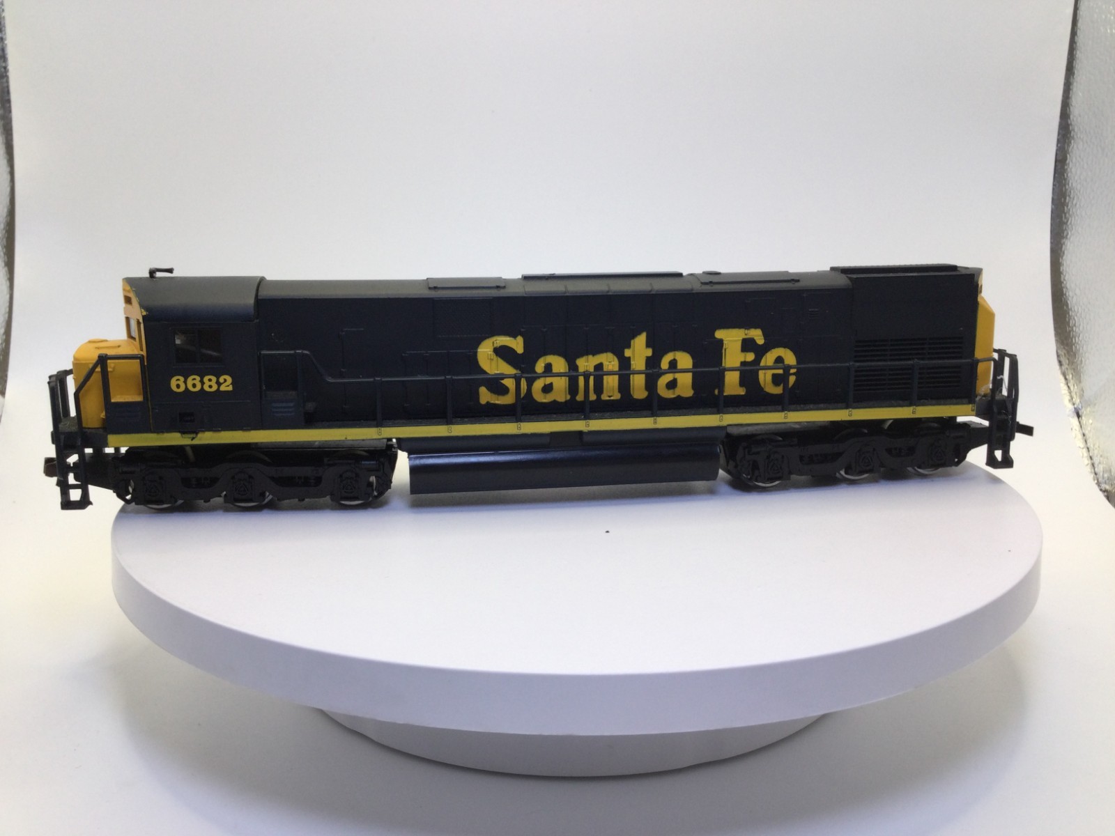 HO Scale Santa Fe Alco C-628 Deisel Powered Locomotive #6682 With Lights