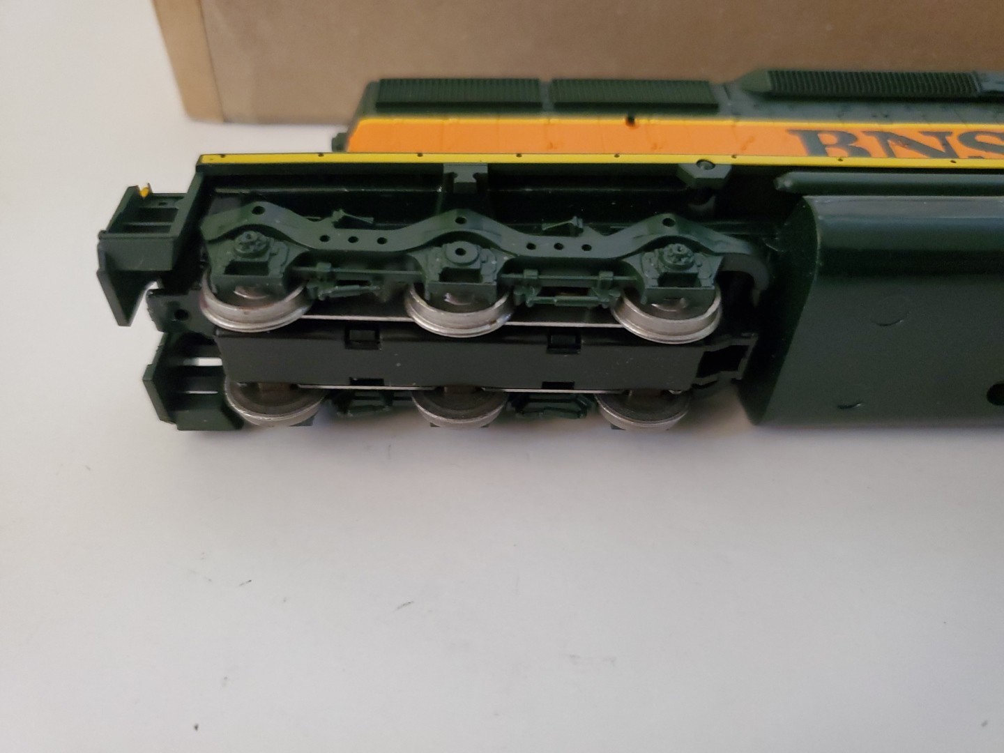 HO ATHEARN 4432 SD40-2 POWER BNSF # 6915, JORDAN SPREADER UNDECORATED 932-5350