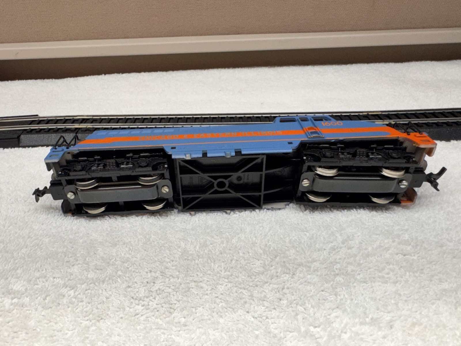 AHM 5040 HO Scale Chicago and Eastern Illinois 1600 BL-2 Diesel Locomotive Pair