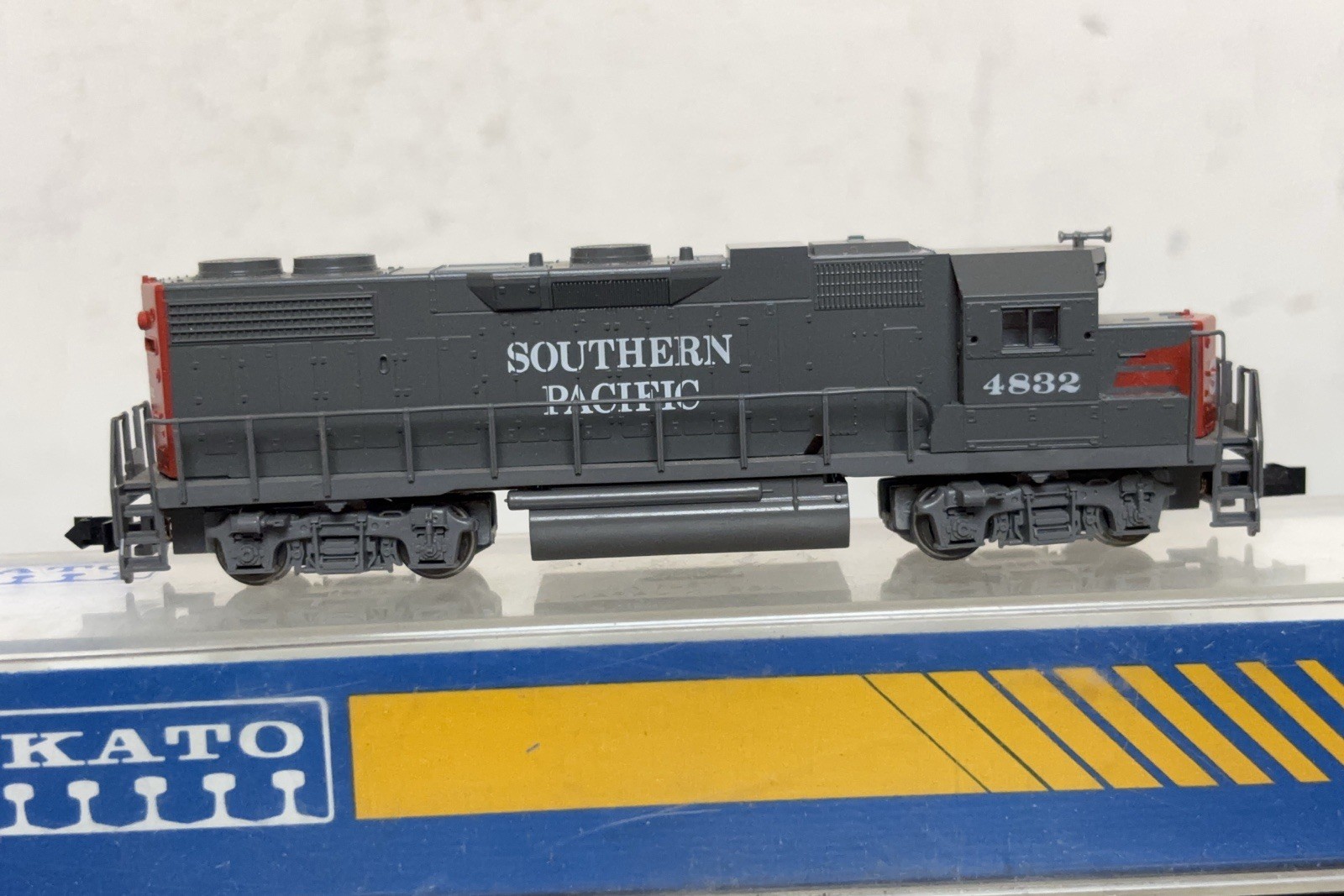 N Scale Kato 176-019 EMD GP38/GP38-2 Southern Pacific Locomotive 4832 Unused new