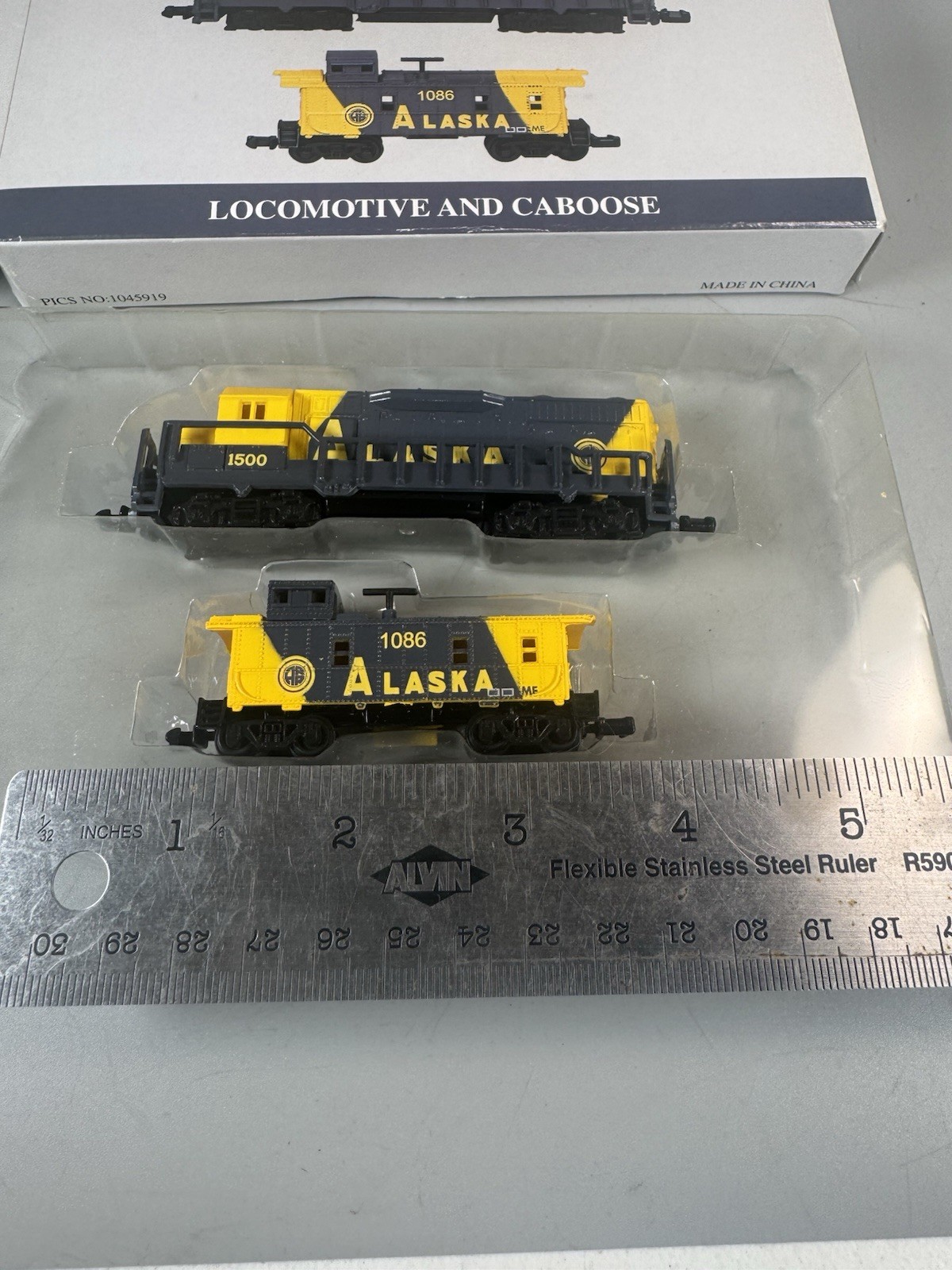Alaska Railroad Locomotive & Caboose Set No.1500 1086 Open Box N Scale