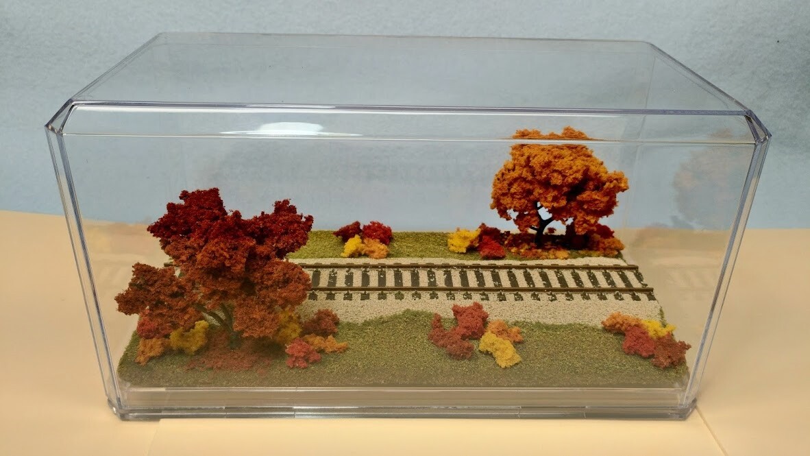 HO SCALE 9″ DISPLAY CASE -FALL FOLIAGE SCENE -FOR ANY HO LOCO & CAR