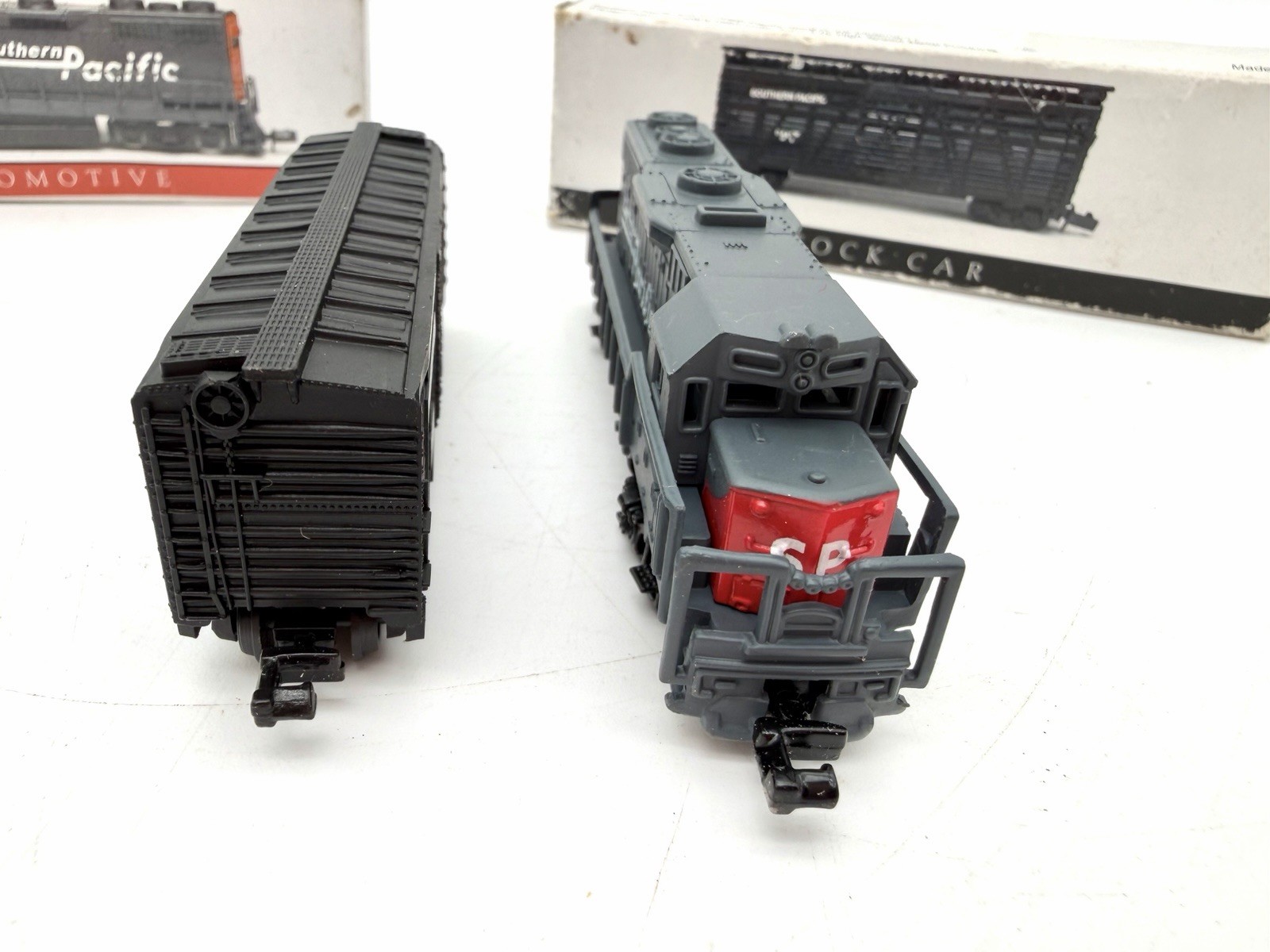 Southern Pacific N Scale Dummy Locomotive 9725 & Stock Car w/ Boxes Lot